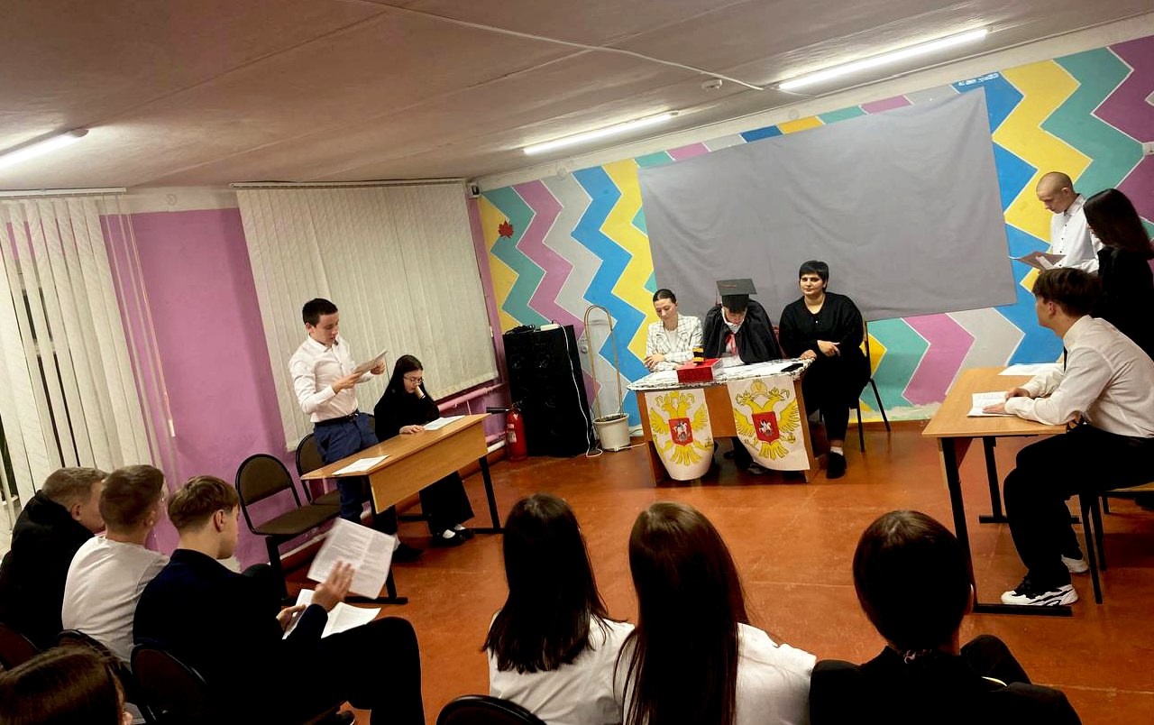 Студенты Новозыбковского медколледжа примерили на себя мантии судей