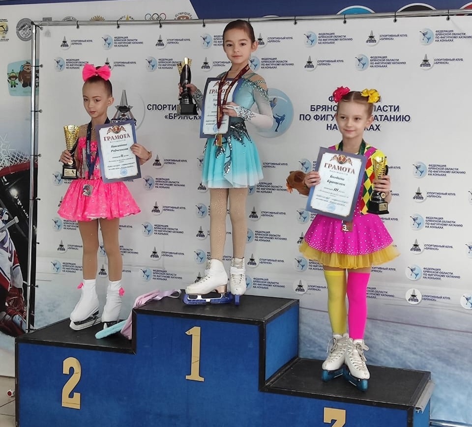 Четыре золотых медали привезли новозыбковские фигуристы из Брянска