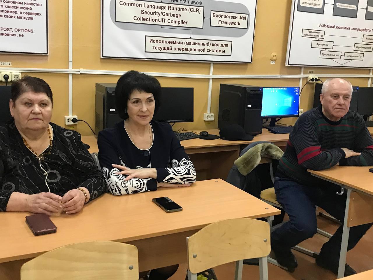 Компьютерную грамотность осваивали новозыбковские пенсионеры