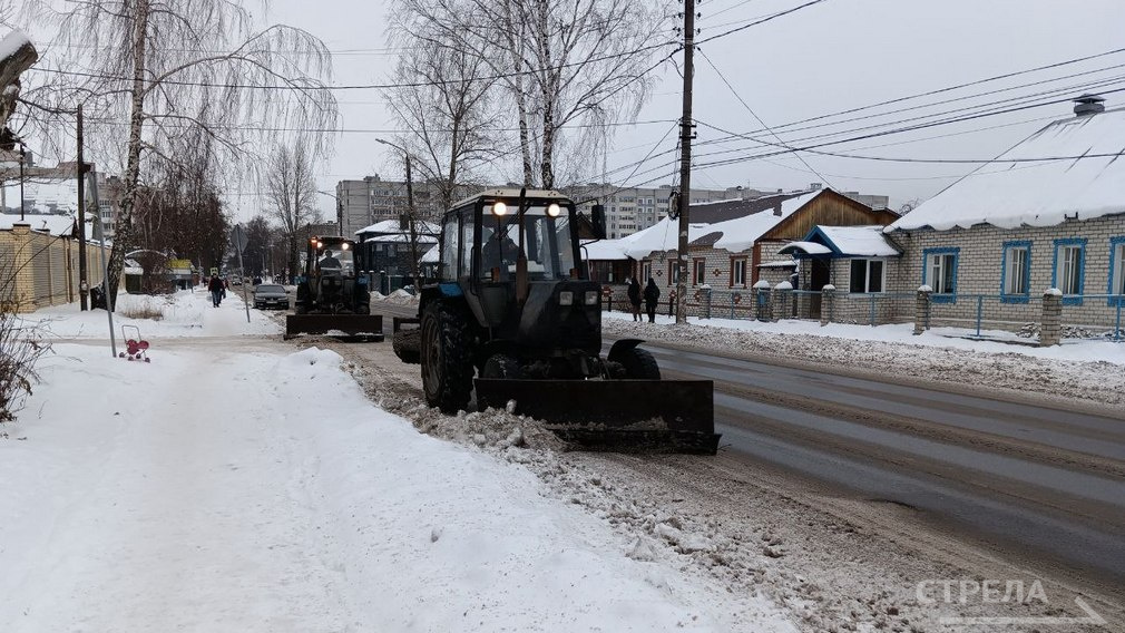 В Брянске продолжается очистка и обработка автодорог