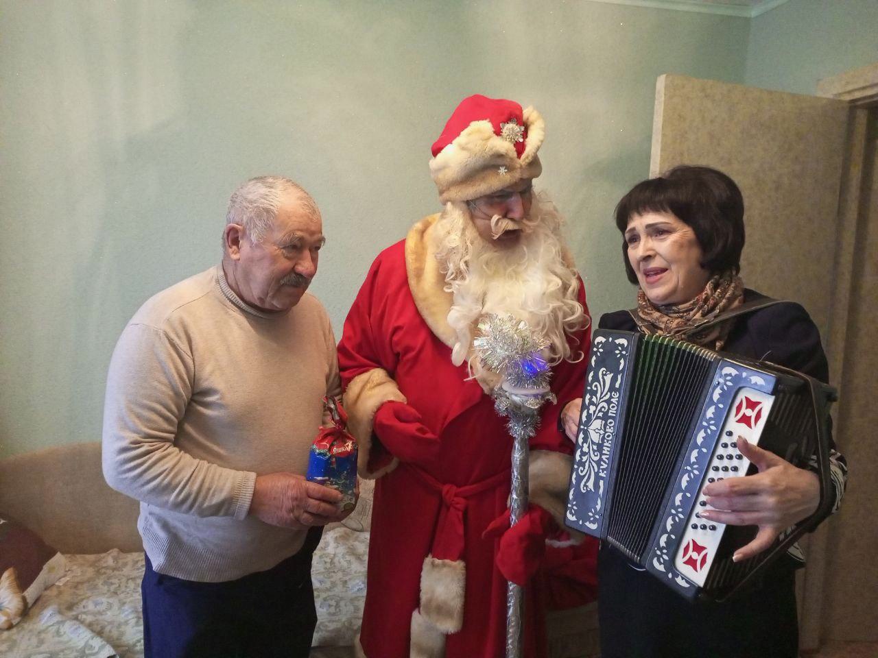 Подопечных новозыбковского центра соцоблуживания поздравили с наступающим Новым годом