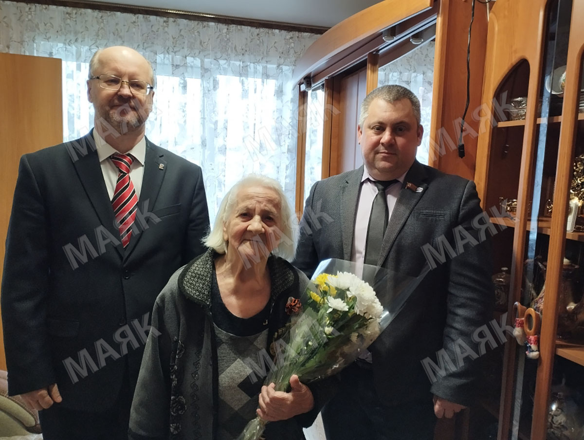 Руководство Новозыбковского округа поздравило жителей блокадного Ленинграда