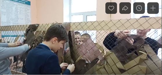 Новозыбковские школьники посетили мастер-класс по плетению маскировочных сетей