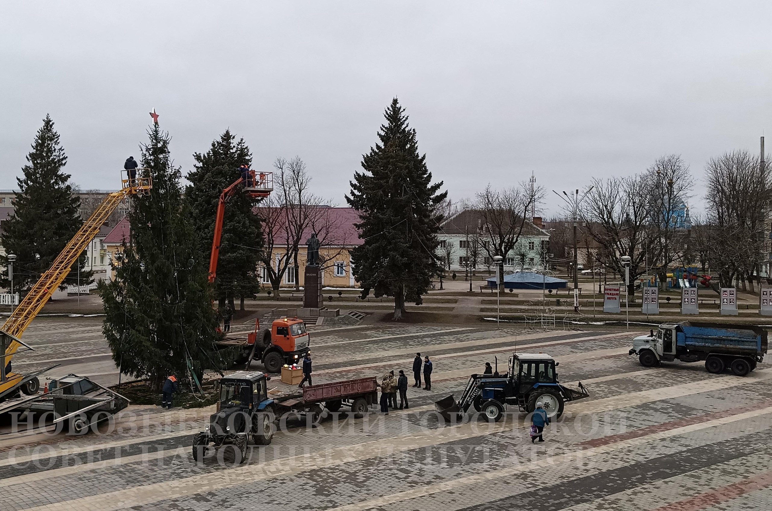 На центральной площади Новозыбкова убирают новогодние украшения