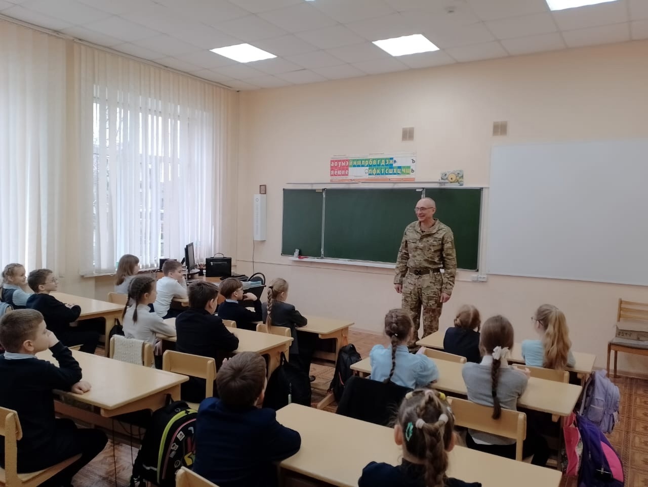 Гимназисты Новозыбкова встретились с участником СВО