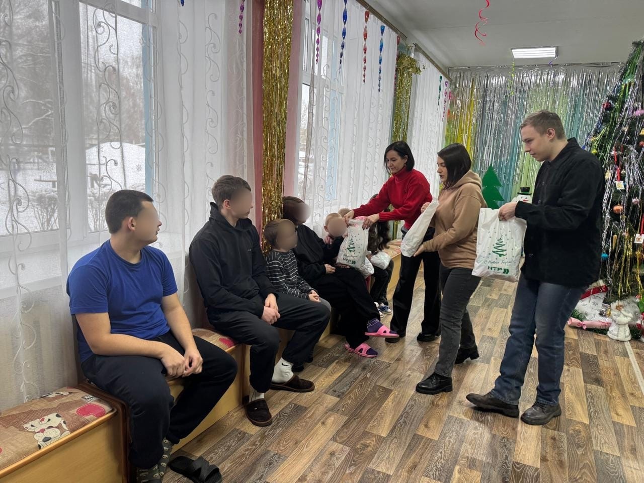 Новозыбковское предприятие подарило новогоднюю сказку ребятам из приюта