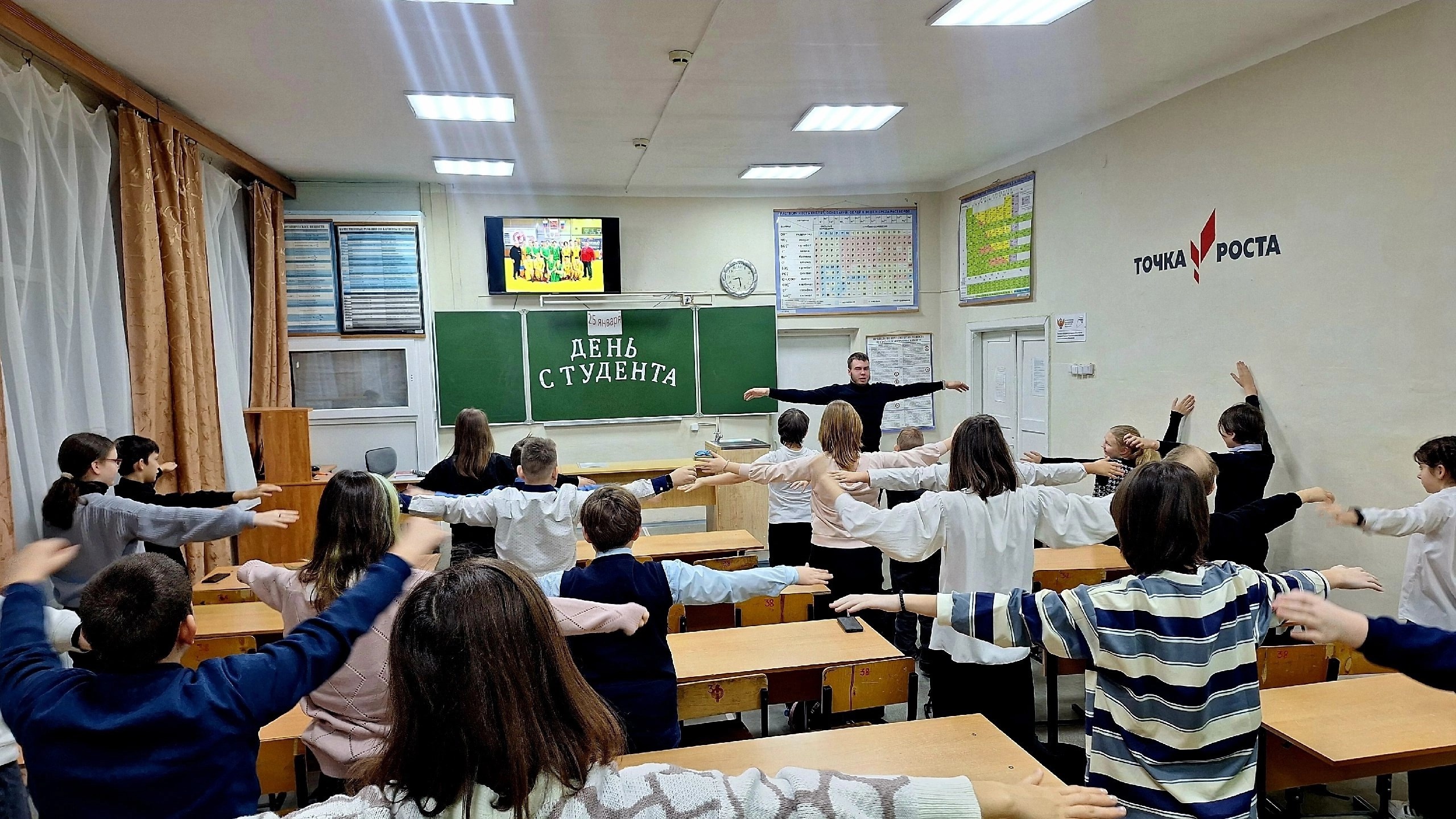 Ученики новозыбковской школы №4 пообщались со студентом педколледжа