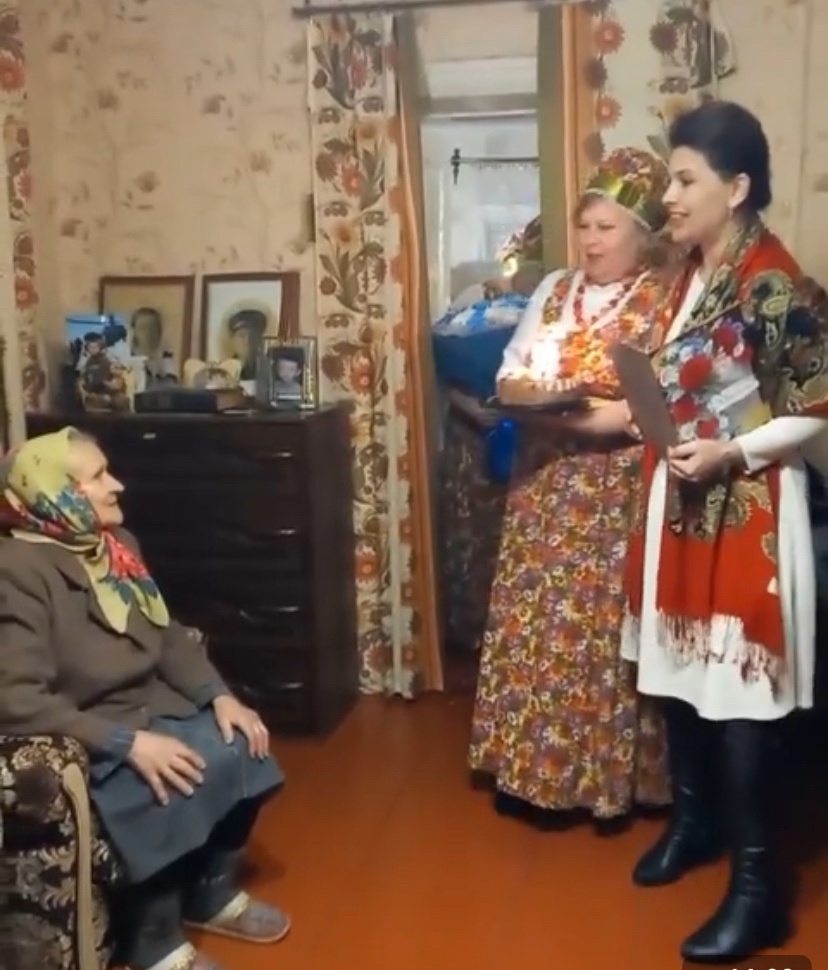 Жительницу Новозыбковского округа с «солидным» днем рождения поздравил коллектив «Рябинушка»