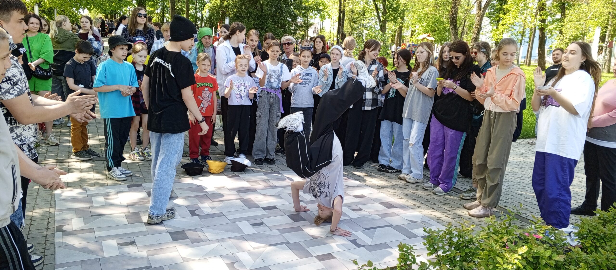Для выступлений творческих коллективов Новозыбковского городского округа приобретут передвижную сцену