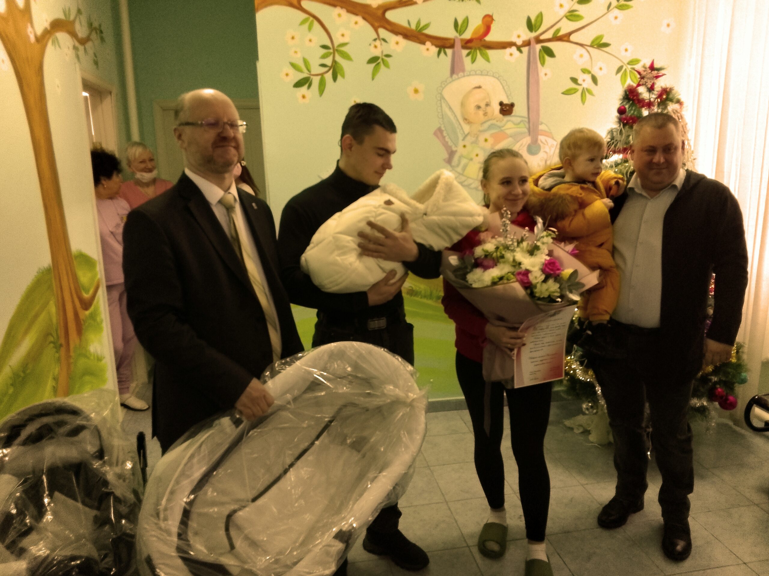 Первая родившаяся в этом году новозыбчанка получила подарок от руководства городского округа