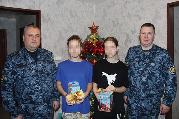Сотрудники новозыбковского СИЗО-2 поздравили детей погибших коллег с Новым годом и Рождеством