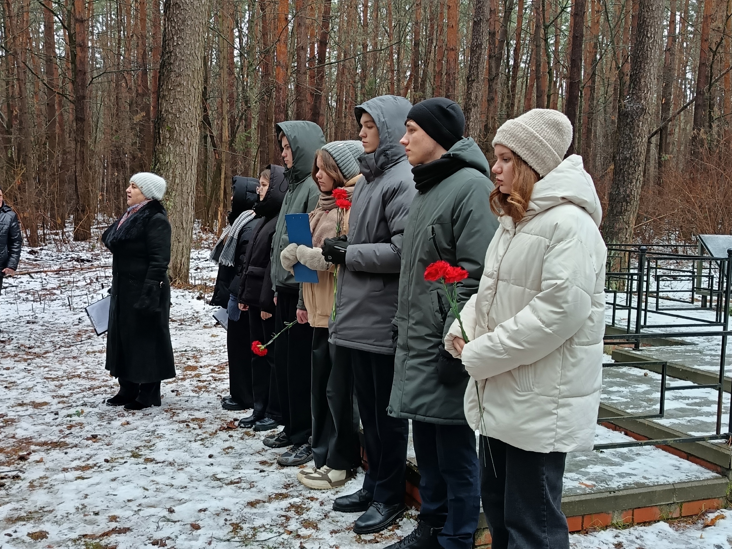 В Карховском лесу Новозыбкова почтили память жертв расстрела