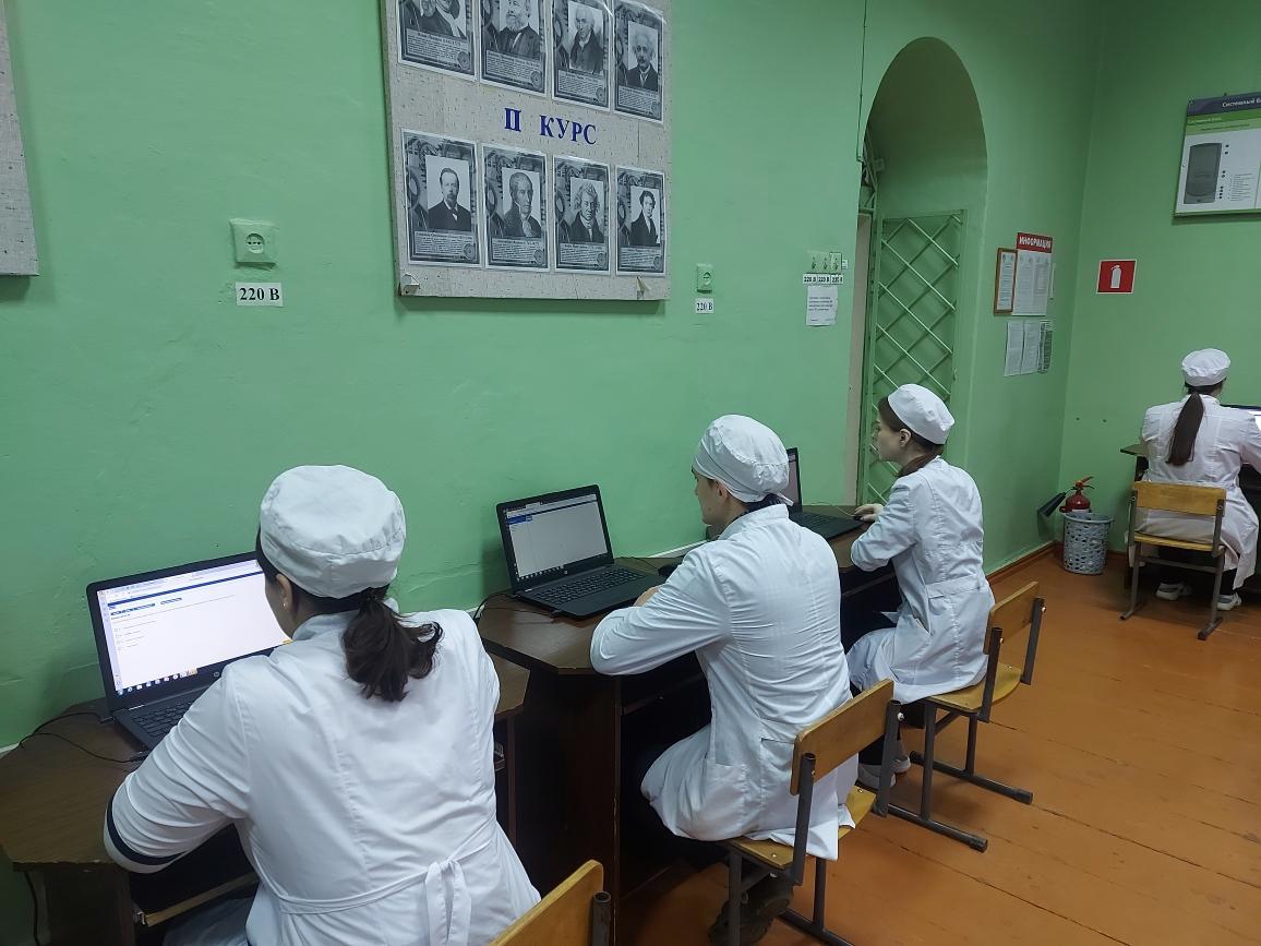 Студенты выпускных групп Новозыбковского медколледжа  приступили к первому этапу первичной аккредитации специалистов
