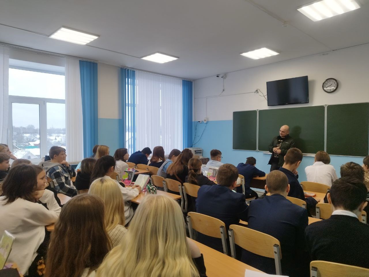 Школьники Новозыбкова встретились с участником спецоперации