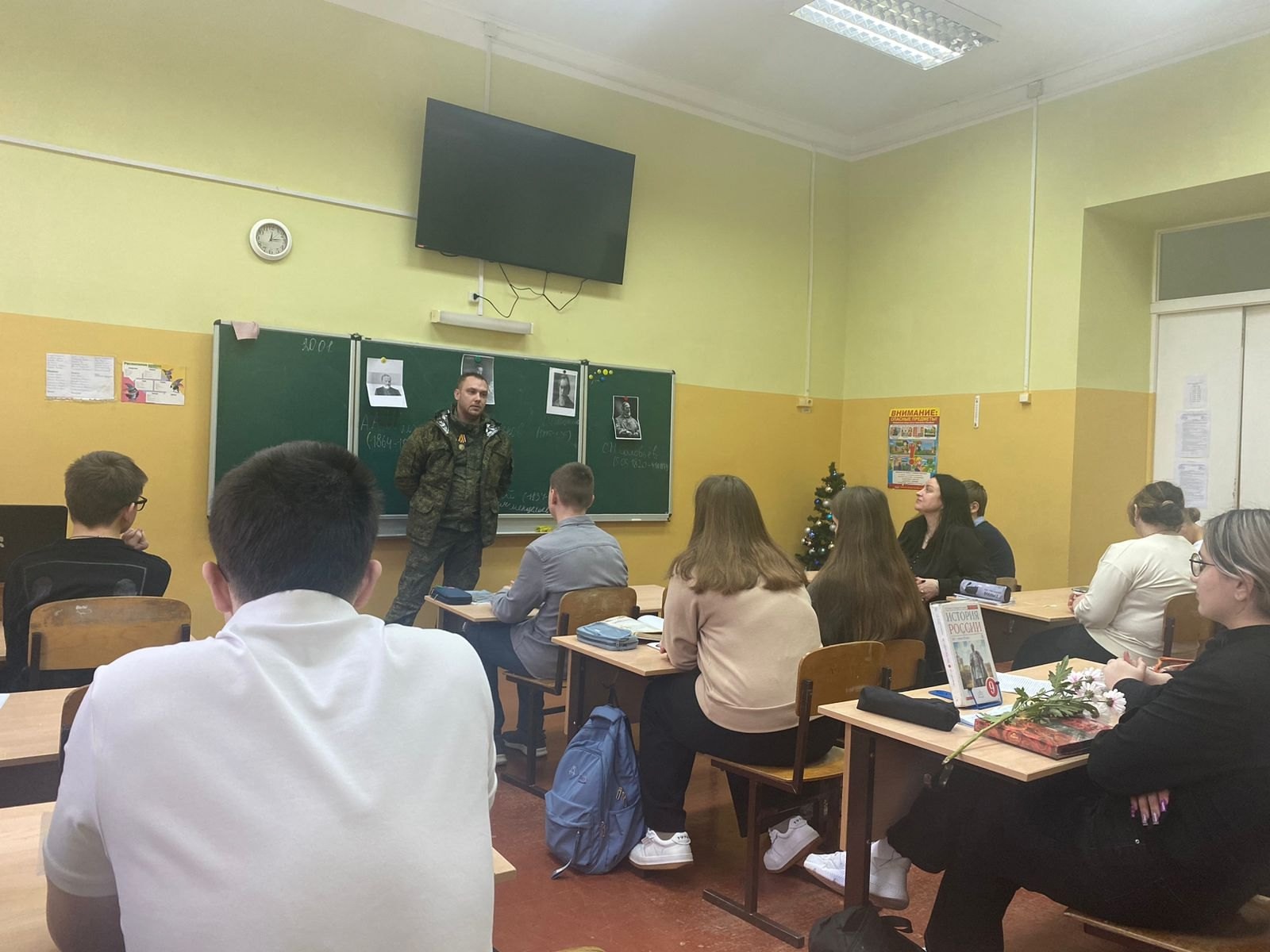 Школьники Новозыбкова встретились с бойцом СВО