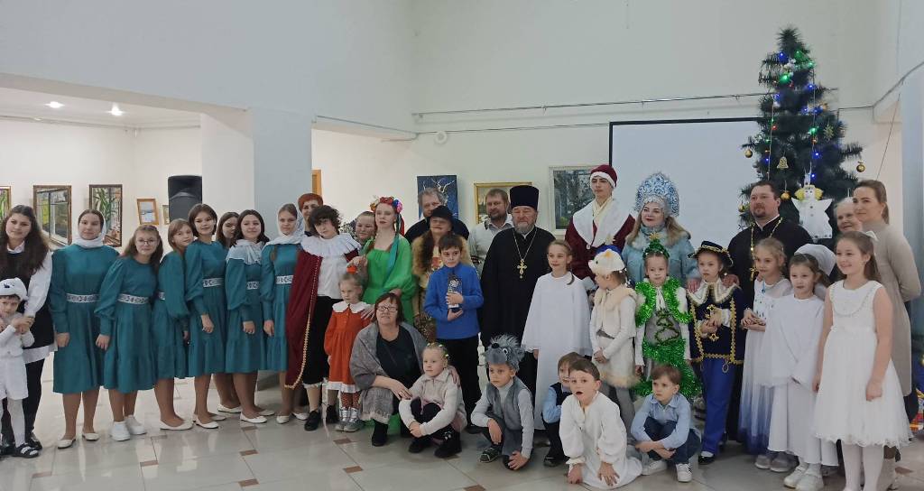 В новозыбковской Центральной библиотеке прошел семейный праздник – праздничная гостиная «Рождественская ёлка»