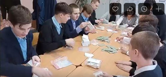 Школьники Новозыбкова своими руками изготовили сухие души для бойцов СВО