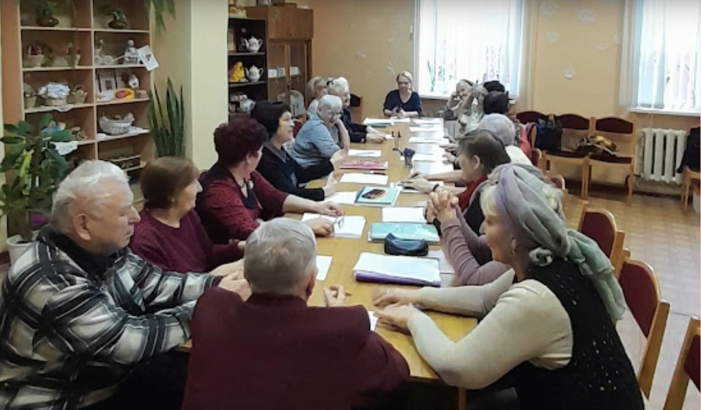 Новозыбковские пенсионеры прошлись по городу  экскурсией