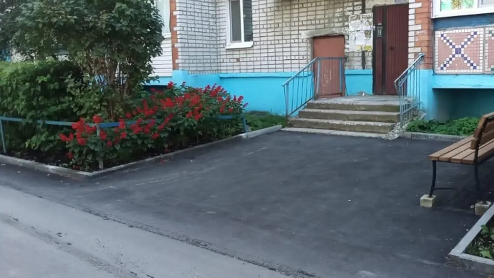 В брянском Дятькове благоустроили две дворовых территории
