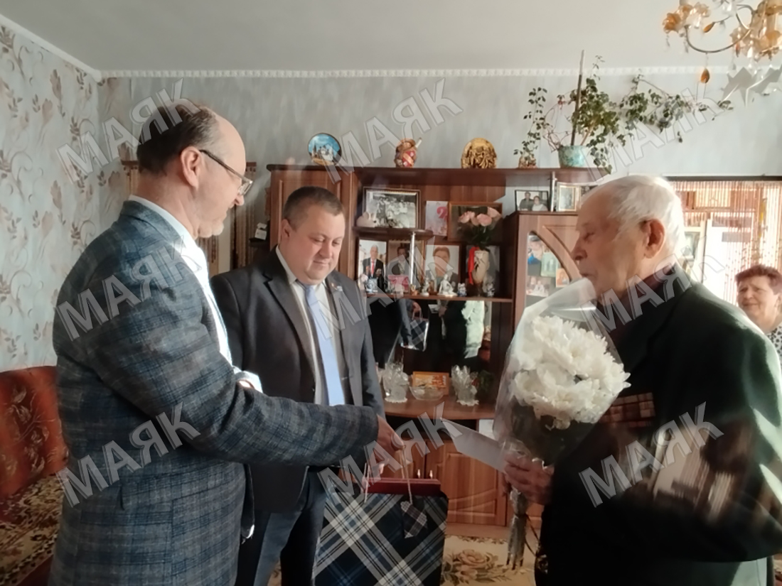 Руководство Новозыбковского округа поздравило ветеранов Великой Отечественной войны