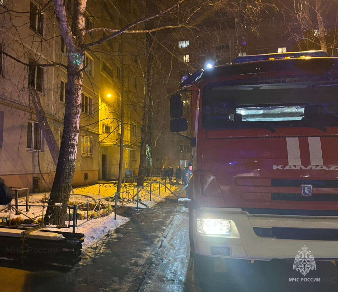 В Новозыбкове при пожаре эвакуировали жильцов многоэтажки
