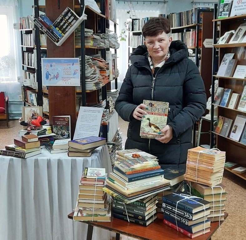 Новозыбковцы пополняют библиотечные фонды
