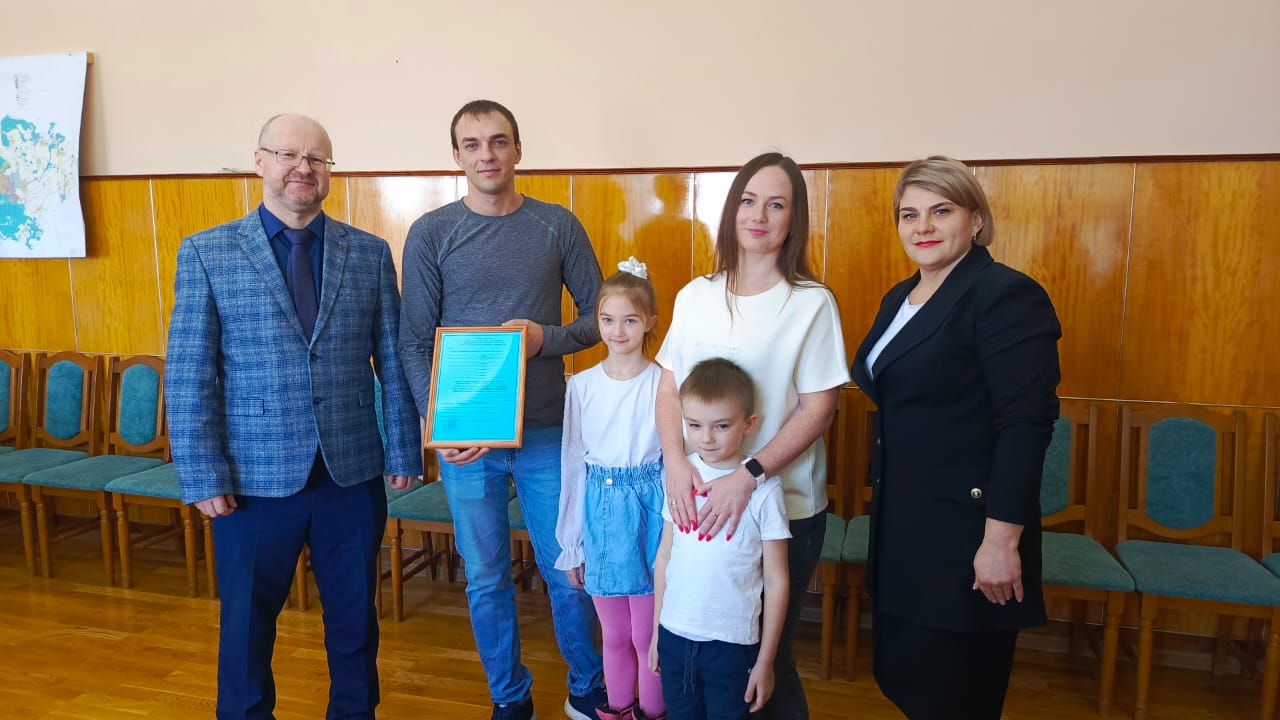 Глава администрации Александр Юрлов вручил молодой семье сертификат