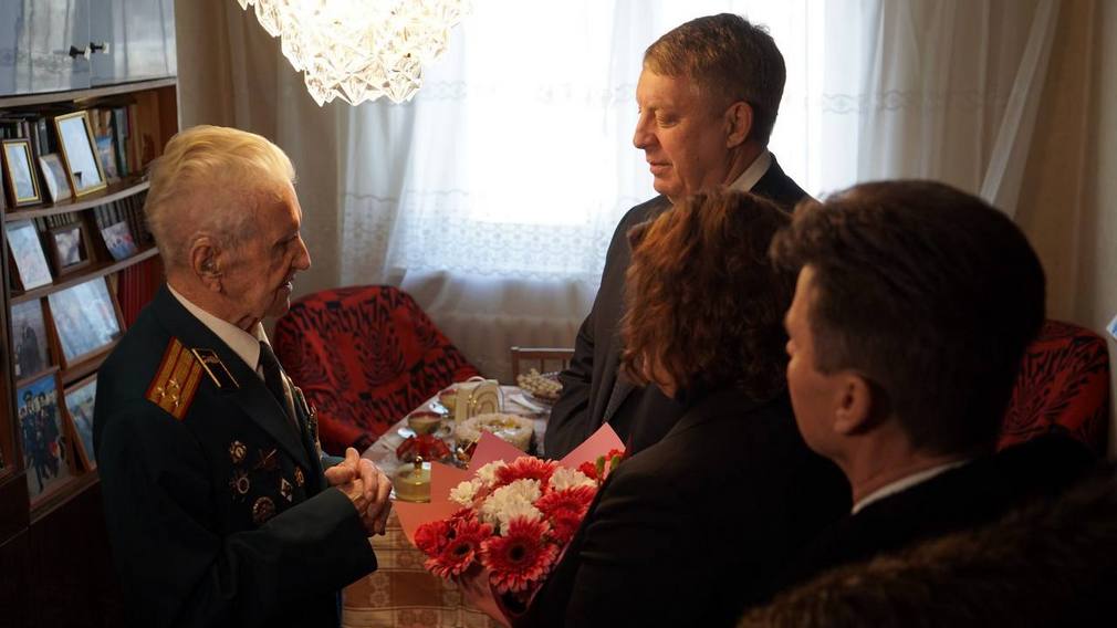 Глава Брянщины передал юбилейную медаль ветерану Борису Шапошникову