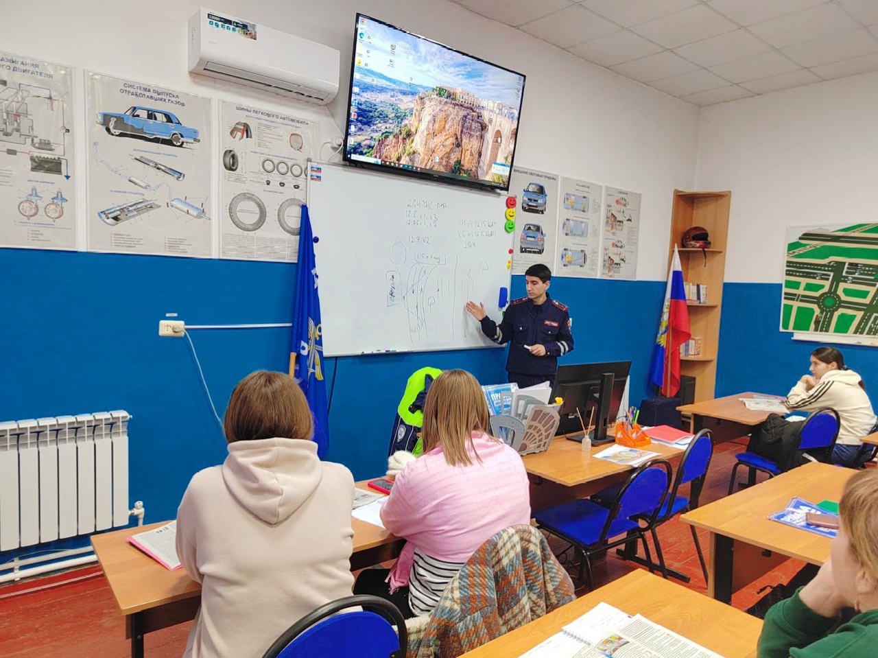 Новозыбковские автоинспекторы привели уроки дорожной грамотности для будущих водителей