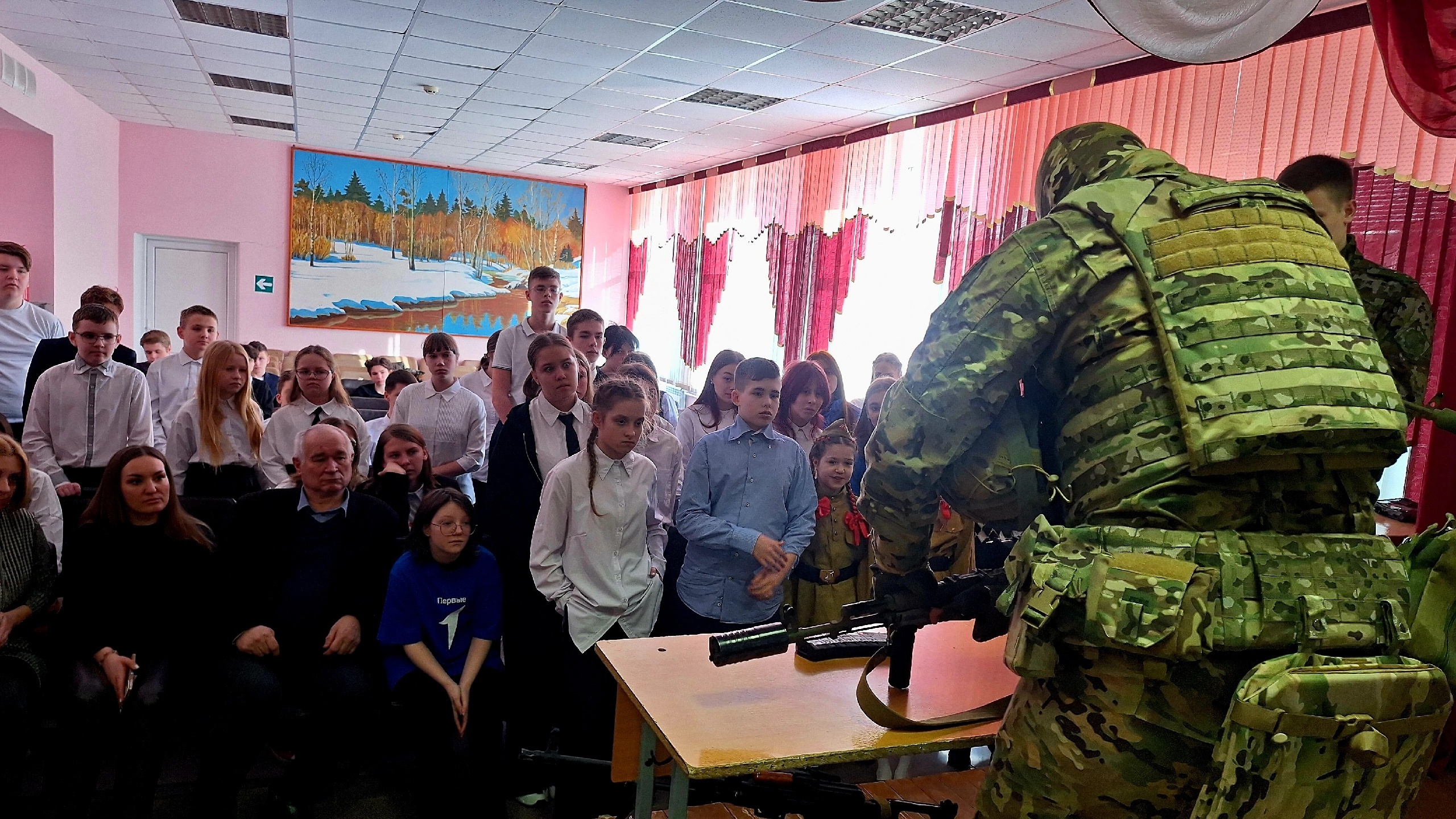 В новозыбковской школе прошла классная встреча «Защитники Первых»