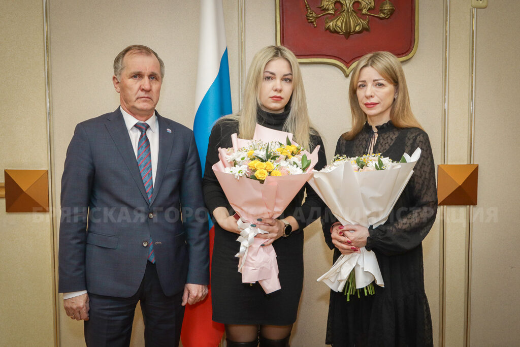 Александр Макаров вручил орден Мужества семье старшего лейтенанта Владислава Ляховкина