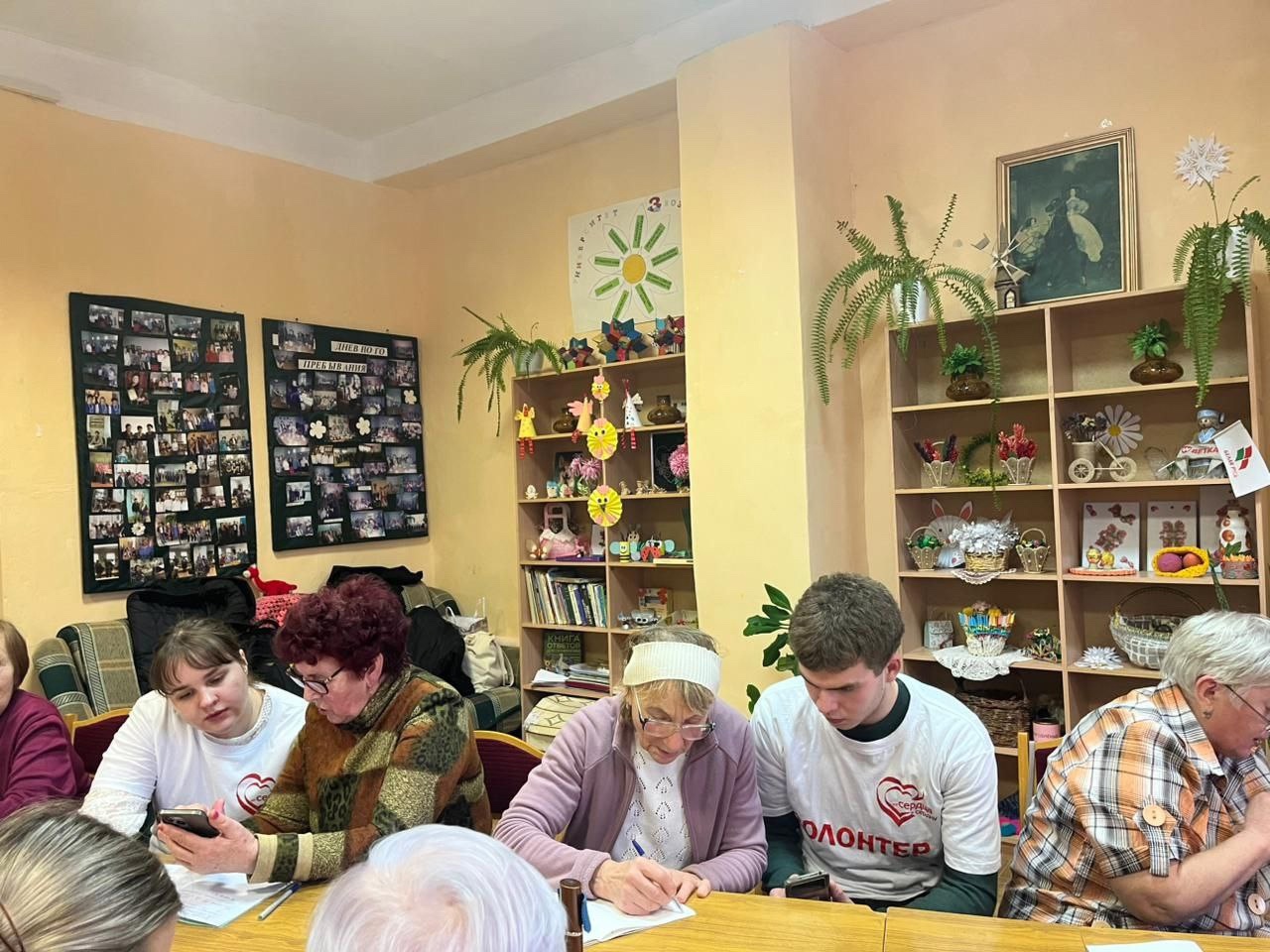 Новозыбковские волонтеры учили пенсионеров обращаться со смартфонами