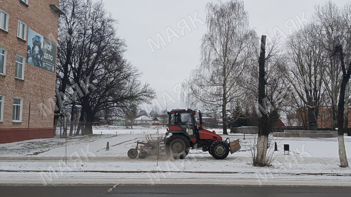 Новозыбковские коммунальщики очищают дорожки от снега