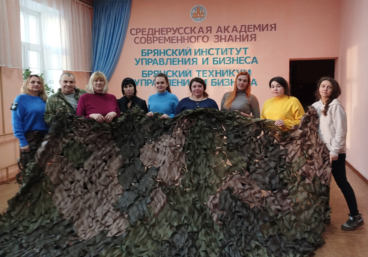 Новозыбчанки вкладывают тепло своих сердец в сети для бойцов СВО