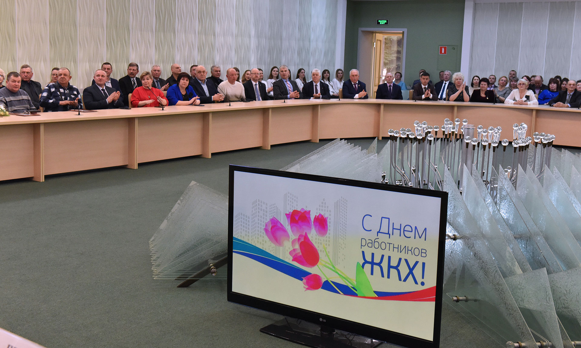 В Брянске чествовали работников бытового обслуживания населения и жилищно-коммунального хозяйства региона