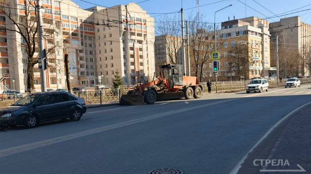 В Брянске коммунальщики очищают дороги и тротуары