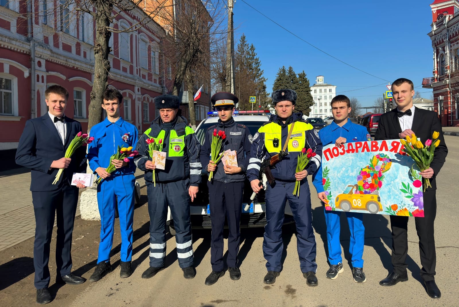 Сотрудники новозыбковской Госавтоинспекции поздравили автоледи с Международным женским днём