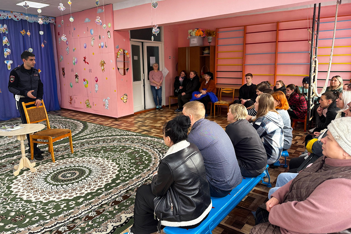 Сотрудники новозыбковской Госавтоинспекции посетили родительское собрание