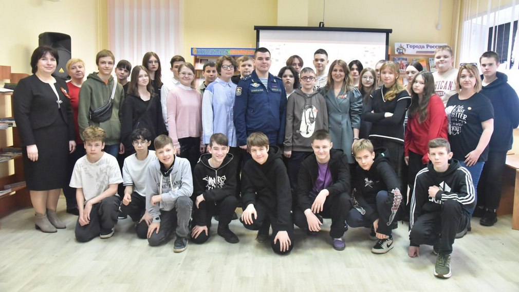 В Брянской областной детской библиотеке прошла встреча учеников школы №60 с участником СВО Андреем Шевченко