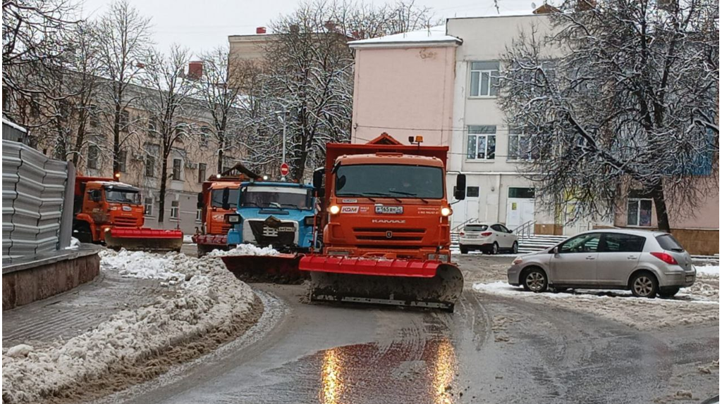 С раннего утра коммунальные службы Брянщины ликвидируют последствия снегопада