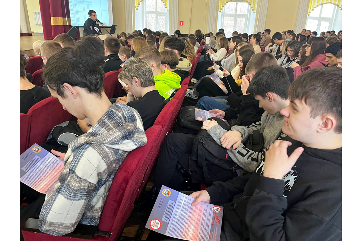 Сотрудники новозыбковской Госавтоинспекции провели беседу со студентами педколледжа