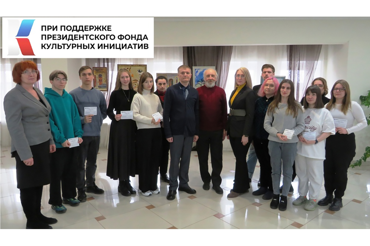 Новозыбковские студенты встретились с писателем Константином Поповым