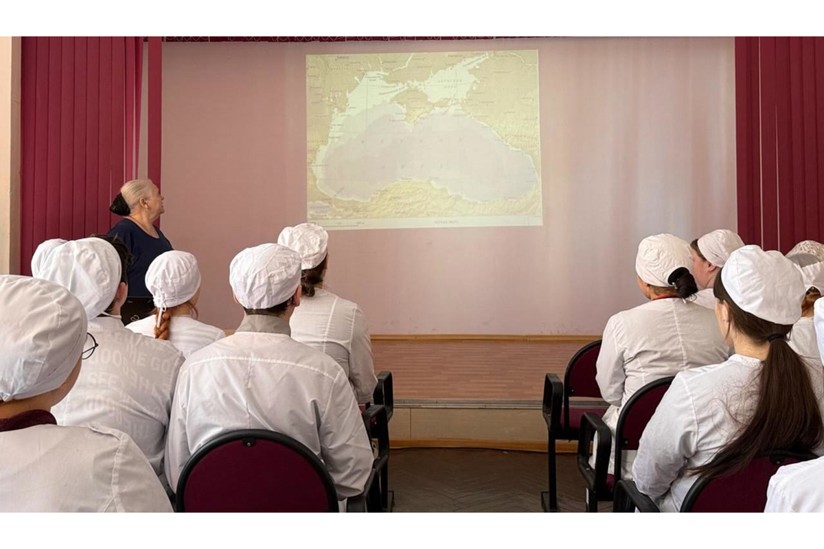 В День воссоединения Крыма с Россией для студентов новозыбковского медколледжа организовали час патриота