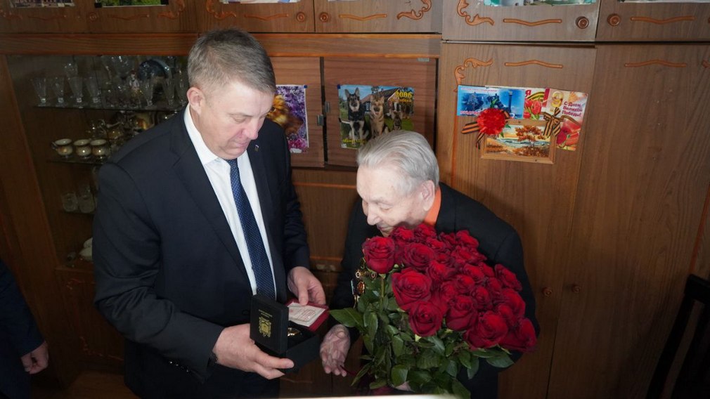 Глава региона вручил медаль в честь 80-летия Победы ветерану Михаилу Заболотскому