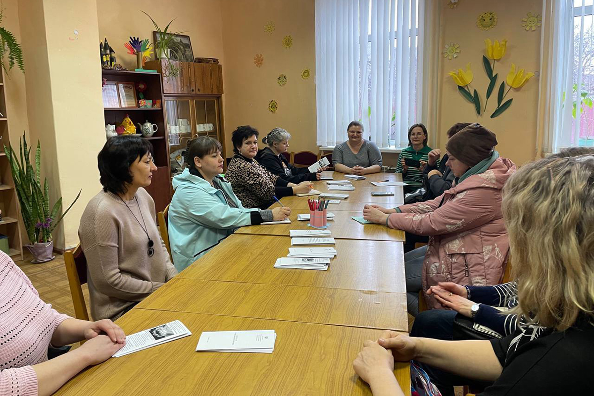 В новозыбковском центре соцобслуживания состоялось заседание клуба многодетных семей «СемьЯ»