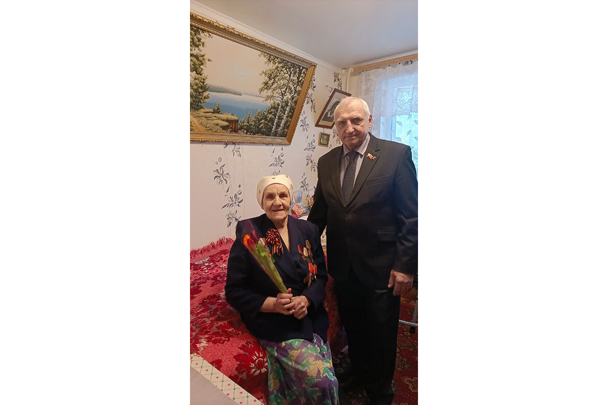 Депутат Новозыбковского горсовета вручил медаль «80 лет Победы в Великой Отечественной войне 1941-1945 г.г.» ветерану