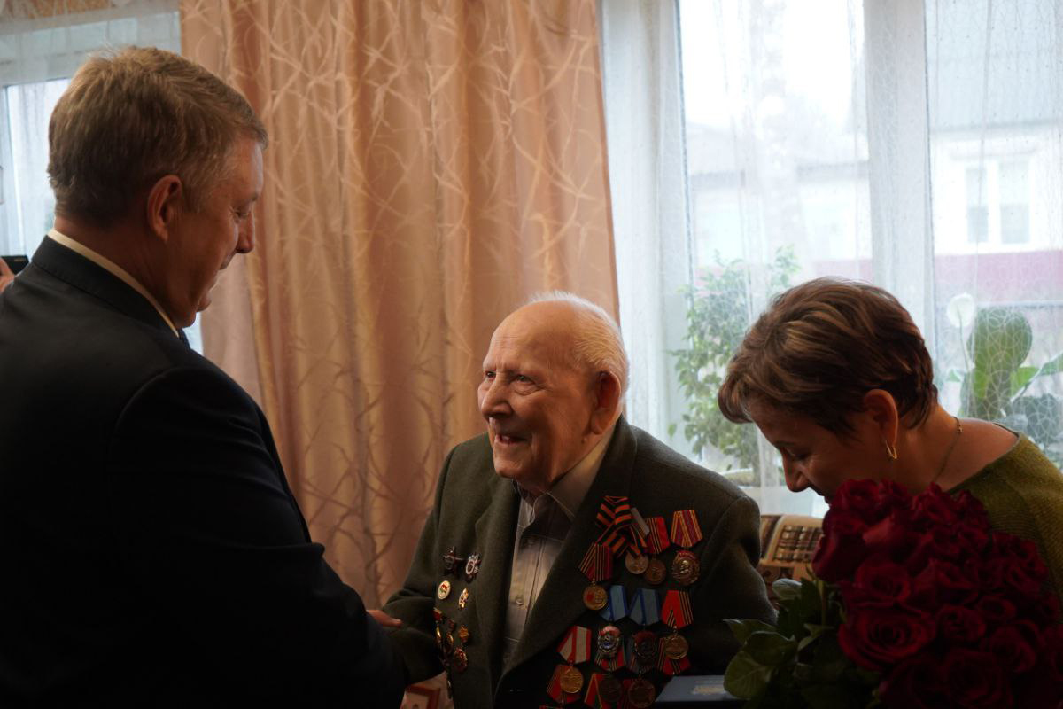Александр Богомаз вручил ветерану медаль к 80-летию великой Победы!