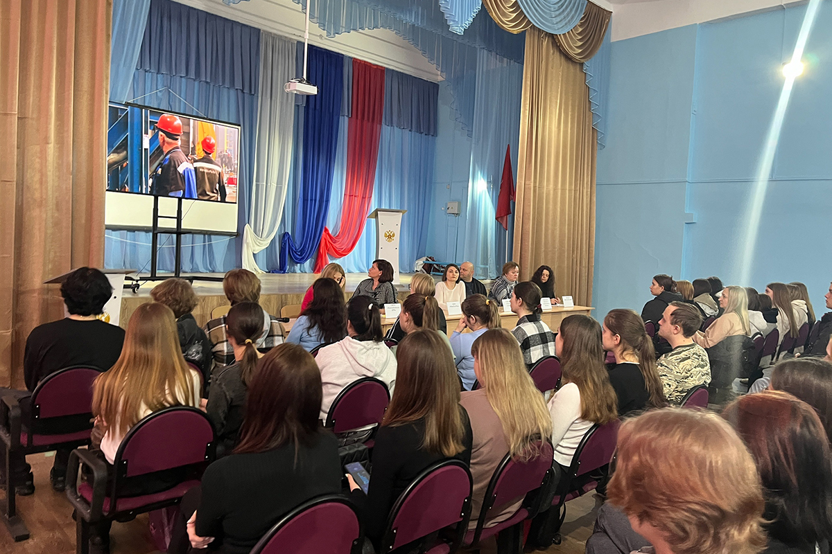 Новозыбковские студенты пообщались с представителями завода