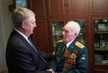 Александр Богомаз вручил юбилейную медаль «80 лет Победы в Великой Отечественной войне 1941–1945 годов» ветерану Великой Отечественной войны Николаю Редикульцеву