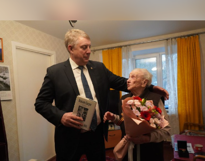 Губернатор Брянщины Александр Богомаз вручил ветерану медаль «80 лет Победы в Великой Отечественной войне 1941–1945 годов»
